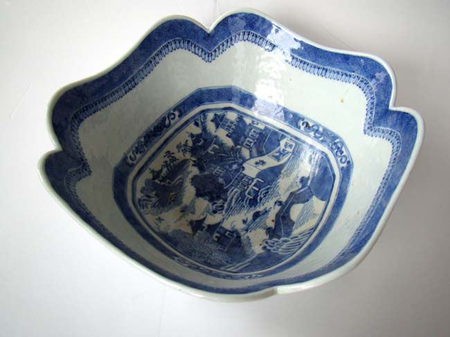 A fine early 19th century Chinese Export Porcelain Nanking Cut-Corner Bowl circa 1820 — image 3